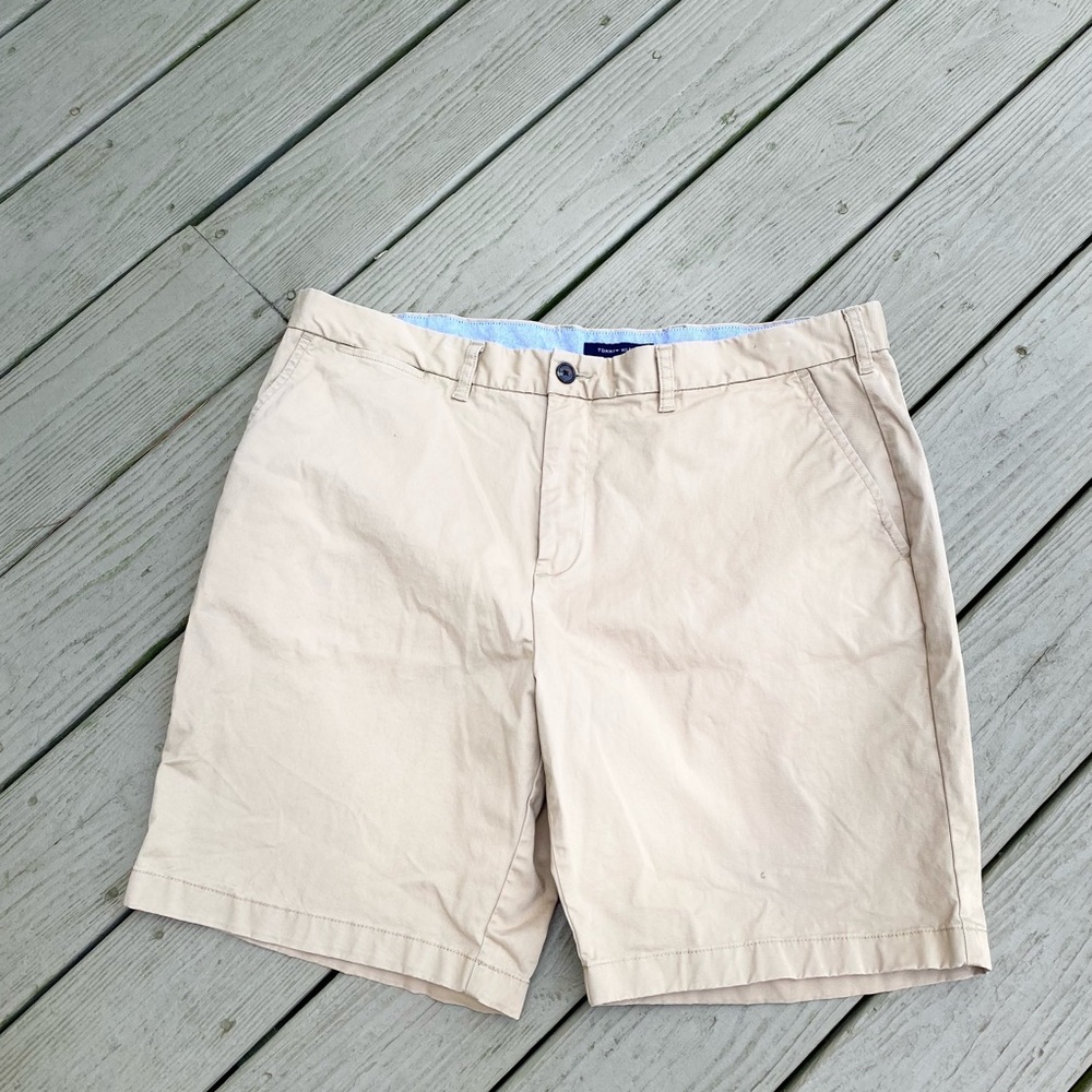 Tommy Hilfiger - Mens tan color khaki shorts, Size: 40
